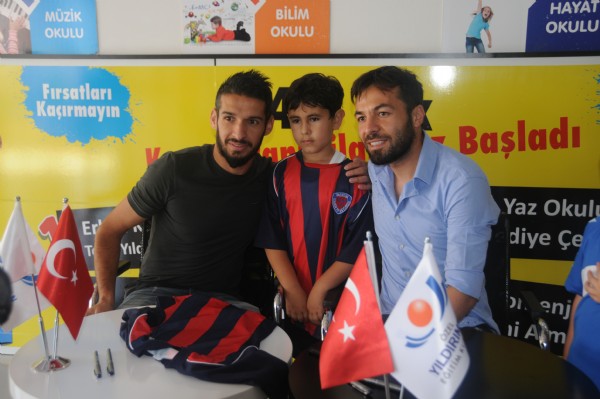 Futbolcular, öğrencilerle buluştu! Futbolcular, öğrencilerle buluştu!